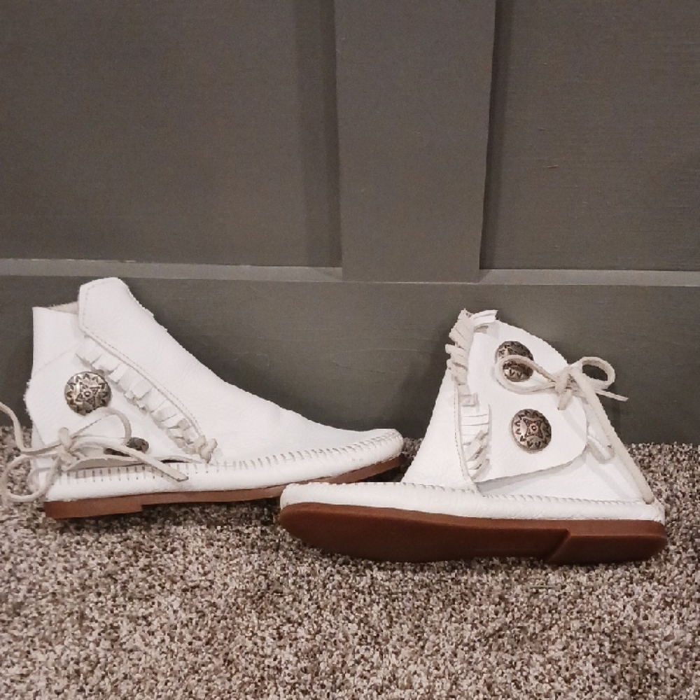 Minnetonka White Fringe Women's Moccasins